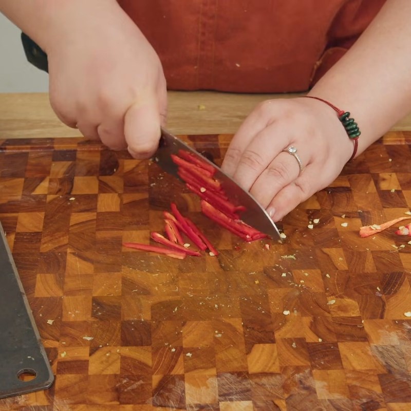 Bước 2 Sơ chế các nguyên liệu thơm Bê hấp tía tô