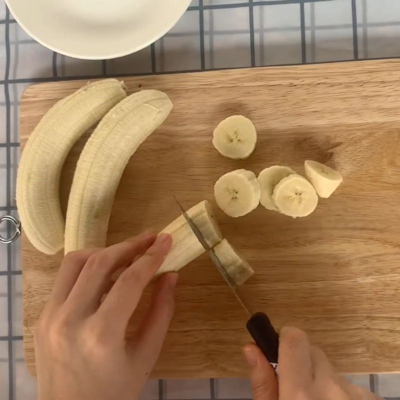Bước 2 Sơ chế chuối sinh tố bơ chuối