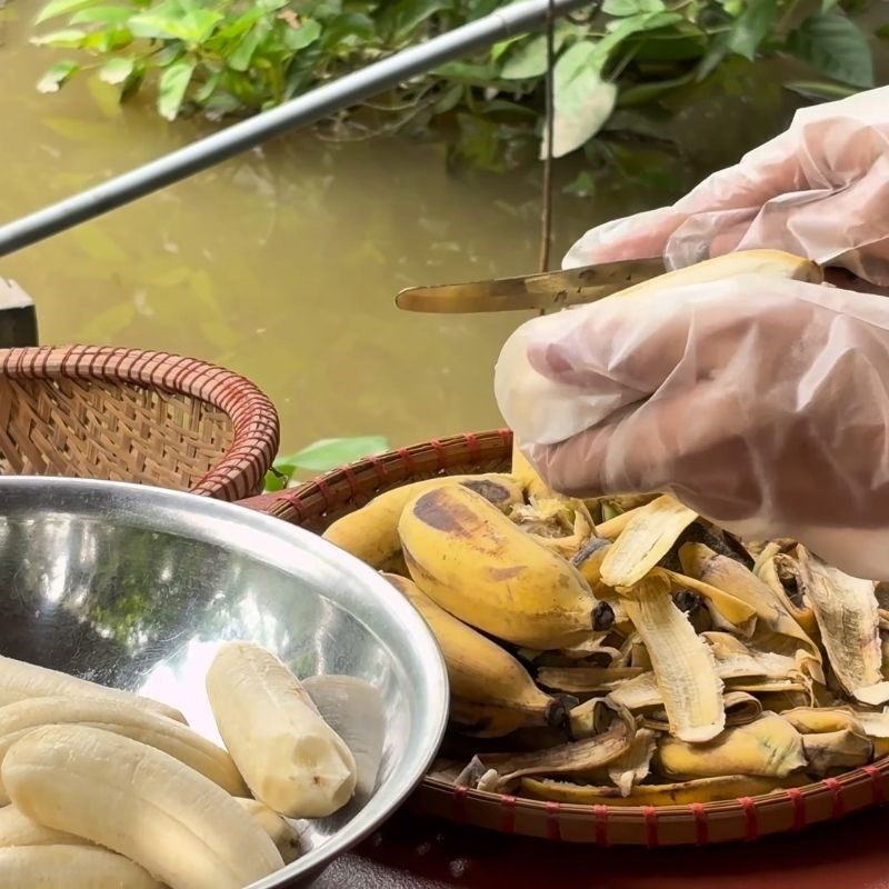 Bước 1 Sơ chế chuối sứ Bánh chuối chiên phồng ruột