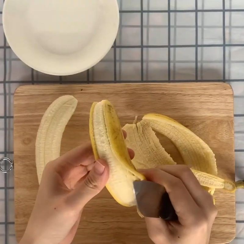 Bước 2 Sơ chế chuối sinh tố bơ chuối