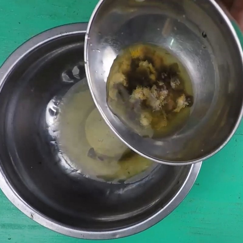 Bước 1 Sơ chế con cáy Canh cáy rau đay mùng tơi mướp