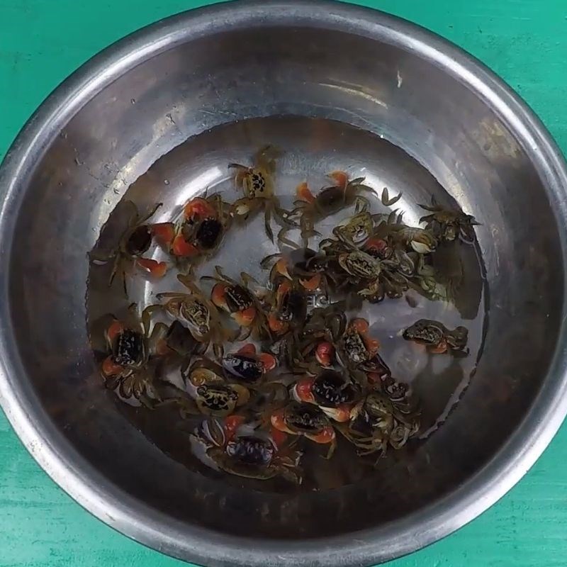 Bước 1 Sơ chế con cáy Canh cáy rau đay mùng tơi mướp
