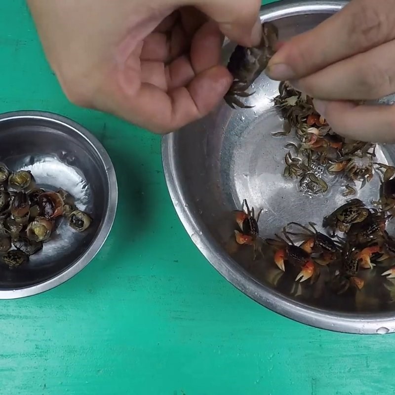 Bước 1 Sơ chế con cáy Canh cáy rau đay mùng tơi mướp