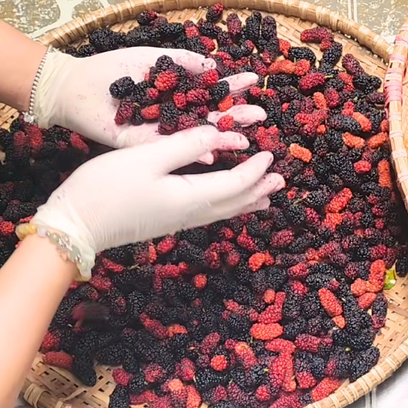 Bước 1 Sơ chế dâu tằm tươi ngon Dâu tằm ngâm đường phèn