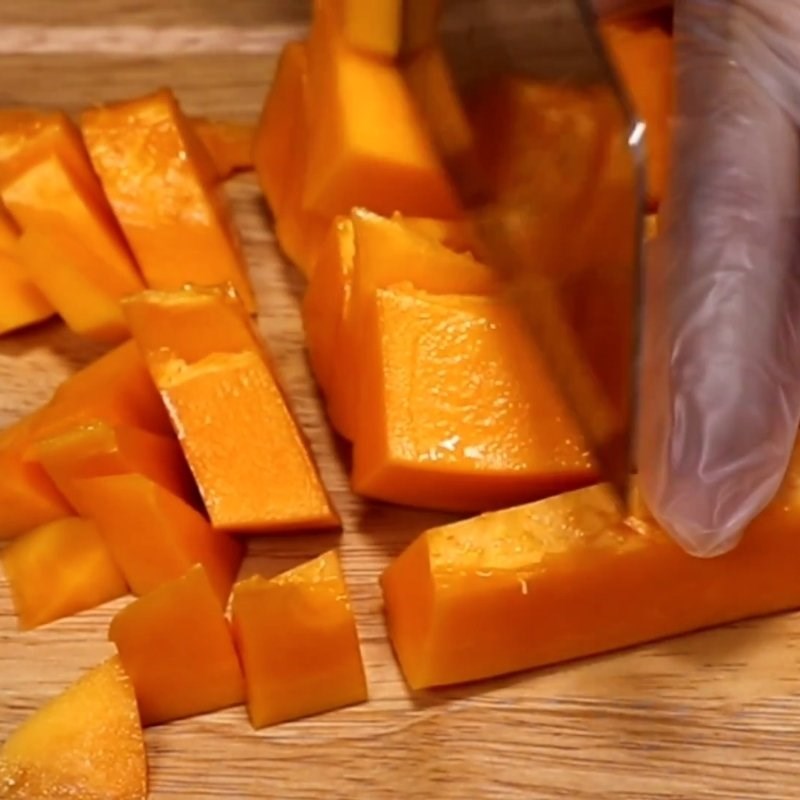 Bước 2 Sơ chế đu đủ chè tuyết giáp