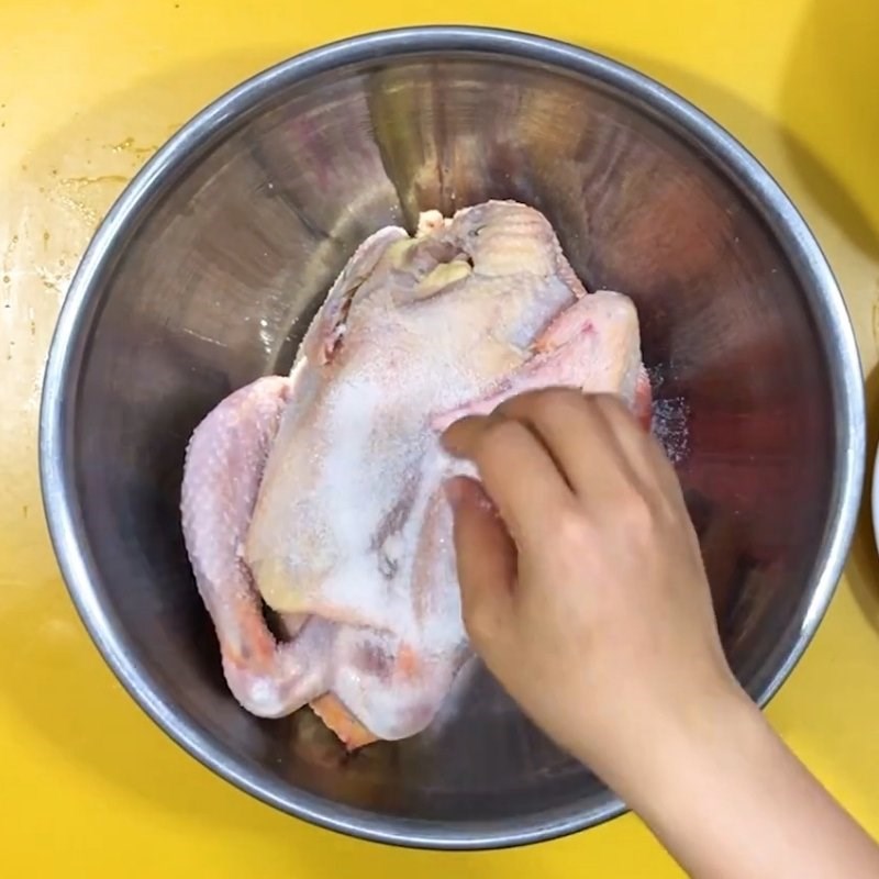 Bước 1 Sơ chế gà sạch mùi hôi Gà hấp tiêu xanh