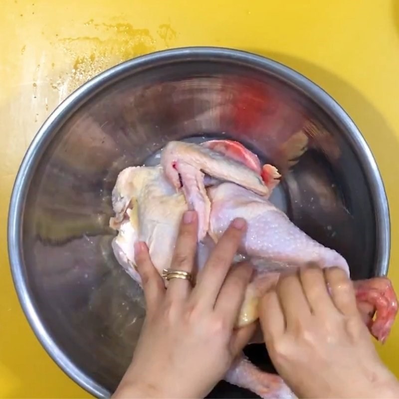 Bước 1 Sơ chế gà sạch mùi hôi Gà hấp tiêu xanh