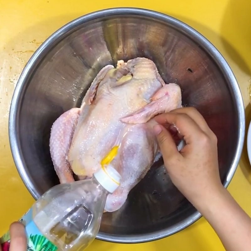 Bước 1 Sơ chế gà sạch mùi hôi Gà hấp tiêu xanh