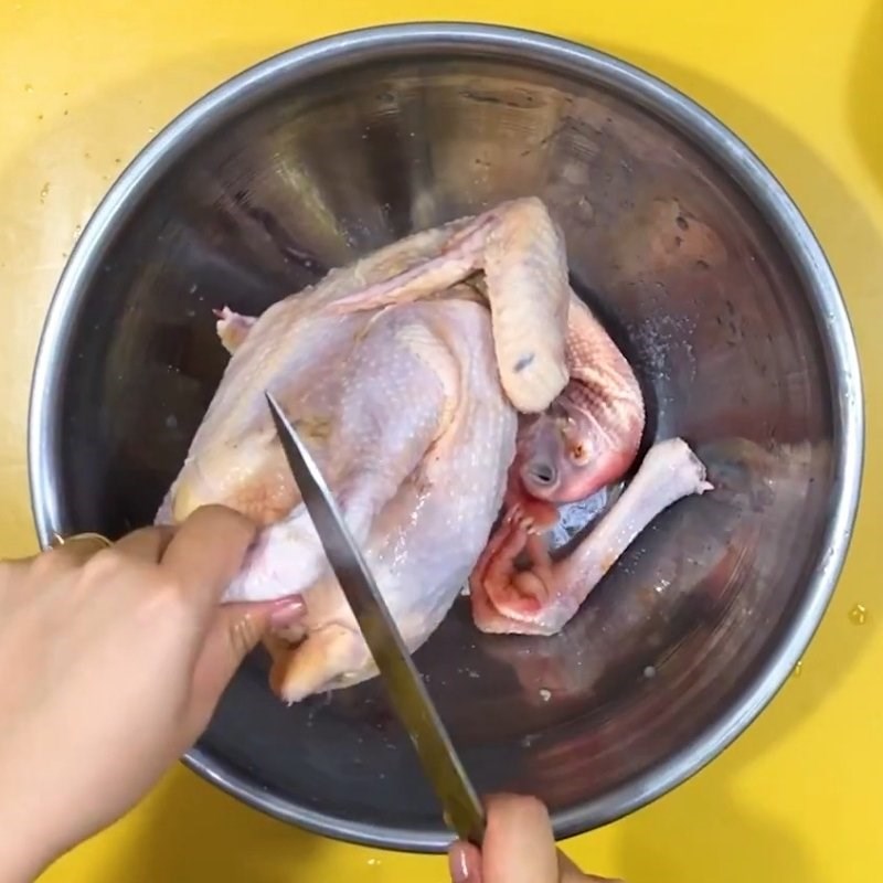 Bước 1 Sơ chế gà sạch mùi hôi Gà hấp tiêu xanh
