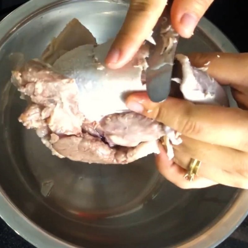 Bước 1 Sơ chế gạo và nội tạng Bánh hỏi lòng heo