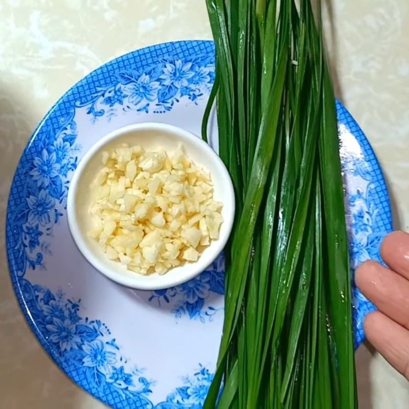 Bước 1 Sơ chế giá đỗ và băm nhuyễn tỏi giá xào hẹ