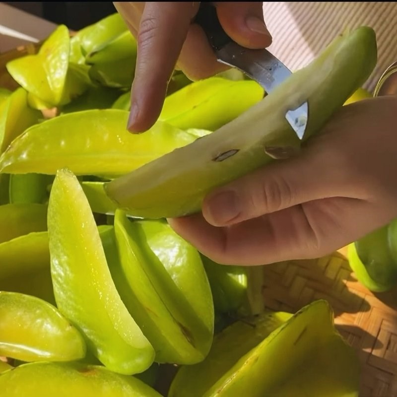 Bước 1 Sơ chế khế và ướp muối trắng Ô mai khế