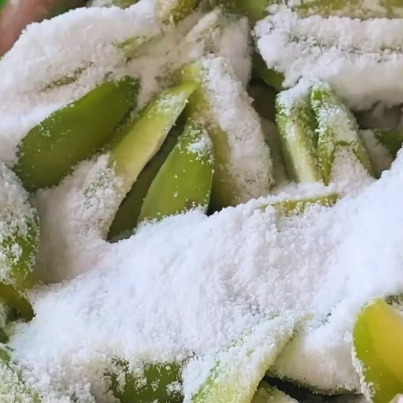 Bước 1 Sơ chế khế và ướp muối trắng Ô mai khế