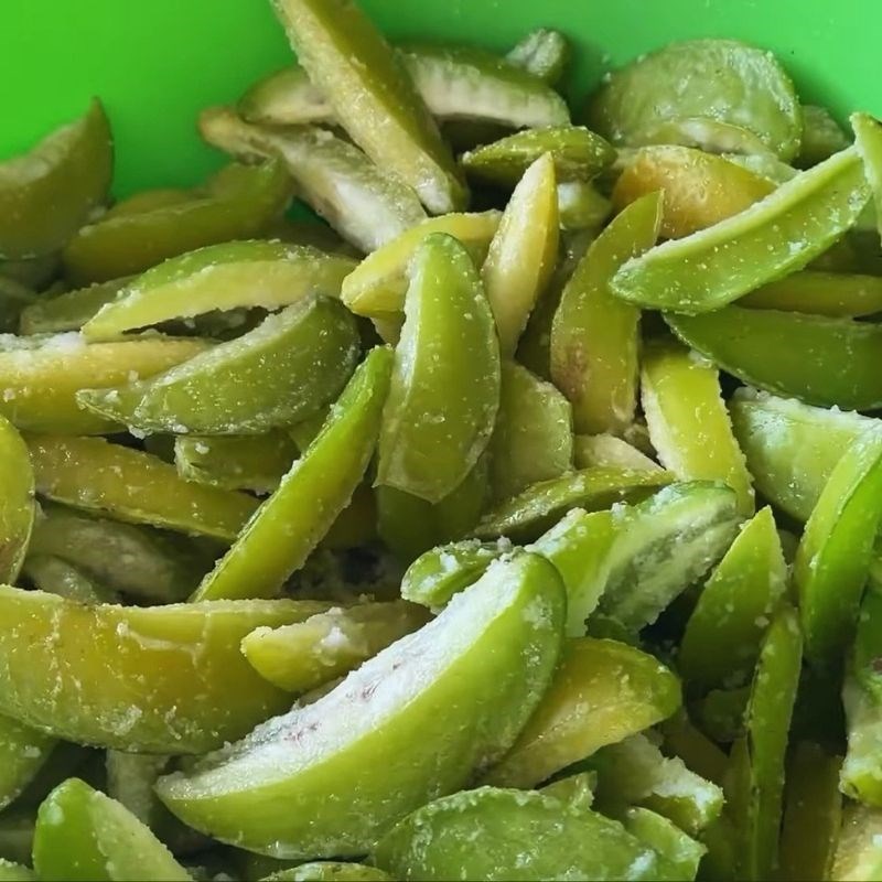 Bước 1 Sơ chế khế và ướp muối trắng Ô mai khế