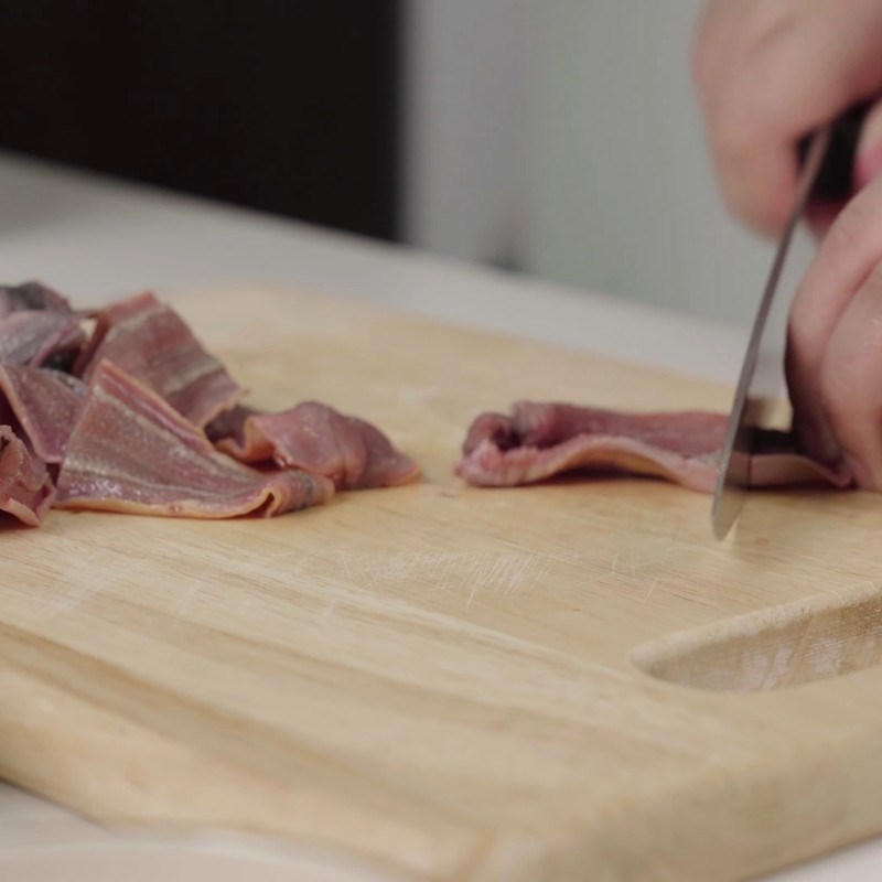 Bước 1 Sơ chế lươn và ướp gia vị Lươn xào rau răm