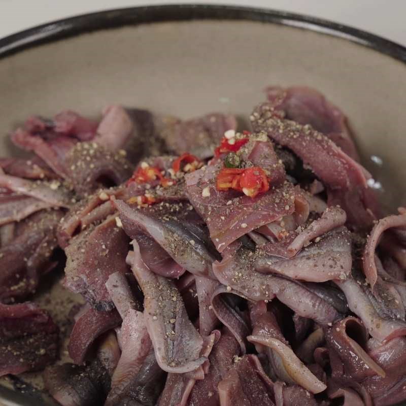 Bước 1 Sơ chế lươn và ướp gia vị Lươn xào rau răm