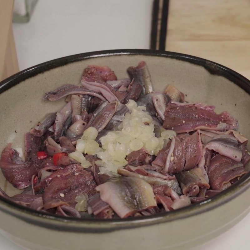 Bước 1 Sơ chế lươn và ướp gia vị Lươn xào rau răm