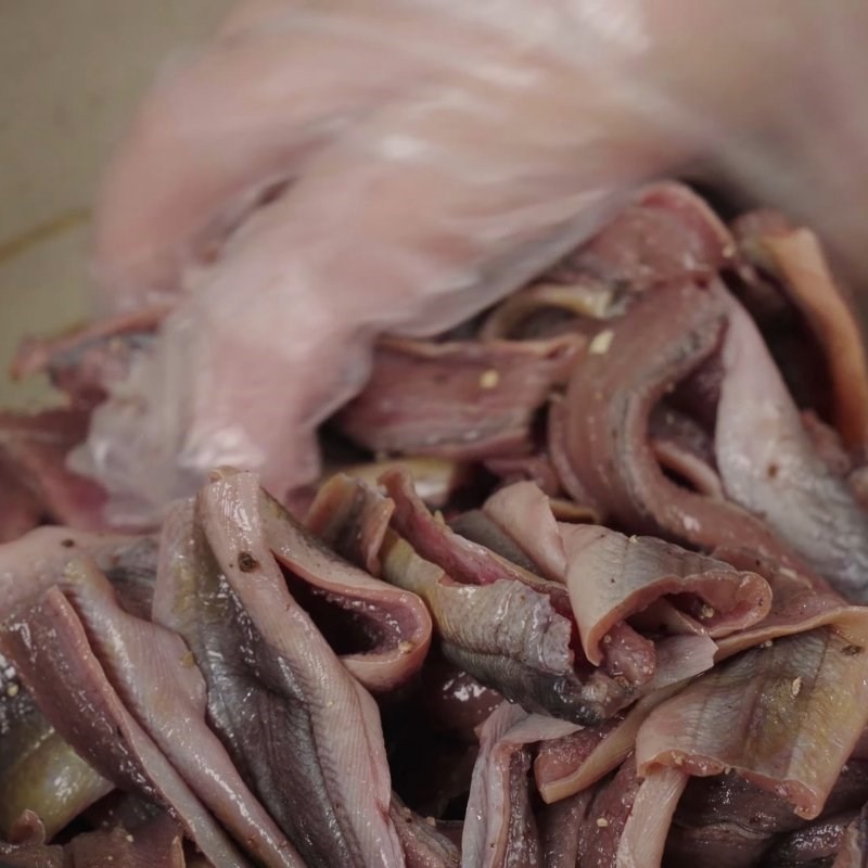 Bước 1 Sơ chế lươn và ướp gia vị Lươn xào rau răm