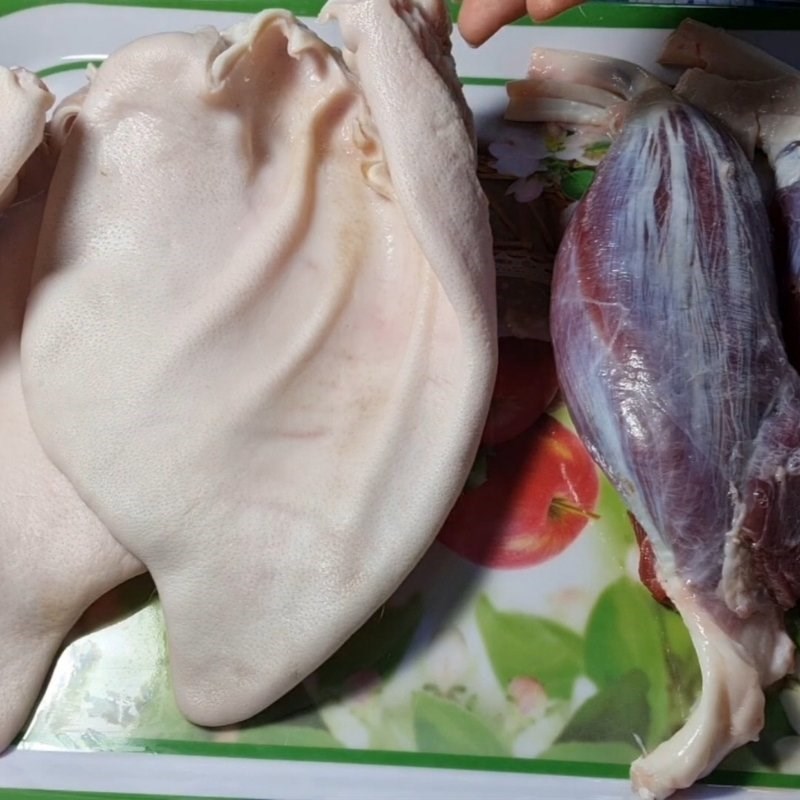 Bước 1 Sơ chế nguyên liệu Tai heo cuộn bắp bò ngâm mắm
