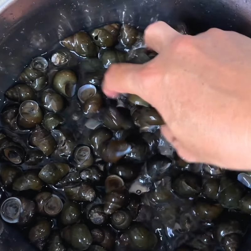 Bước 1 Sơ chế nguyên liệu Bồng khoai nấu ốc