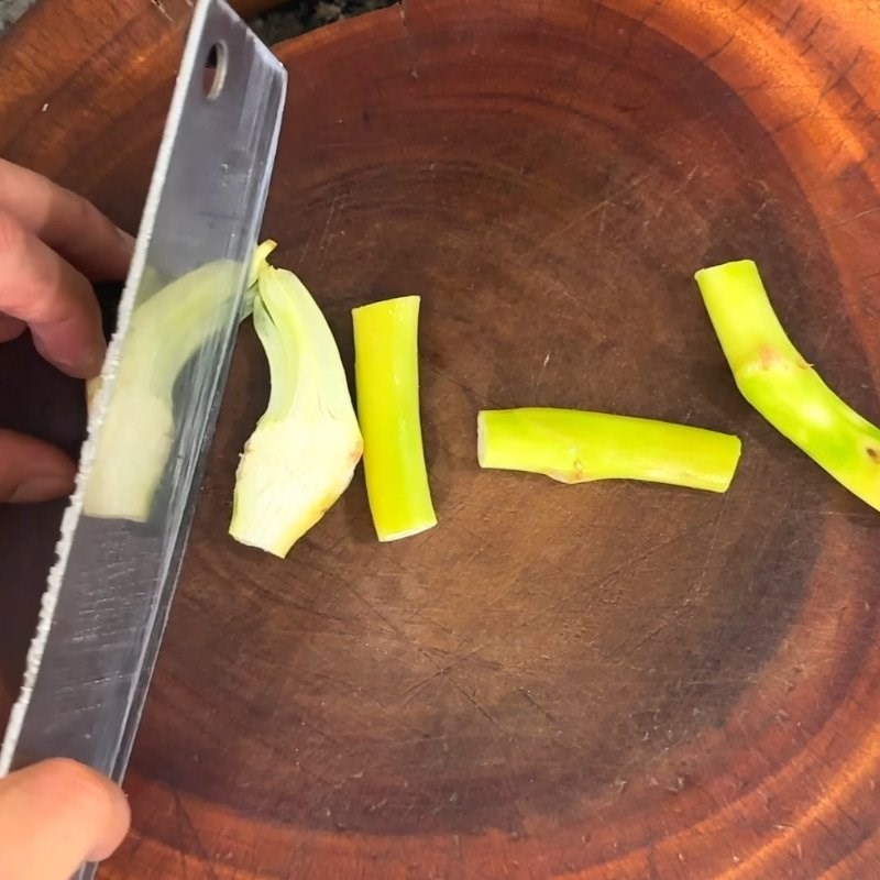 Bước 1 Sơ chế nguyên liệu Bồng khoai nấu ốc