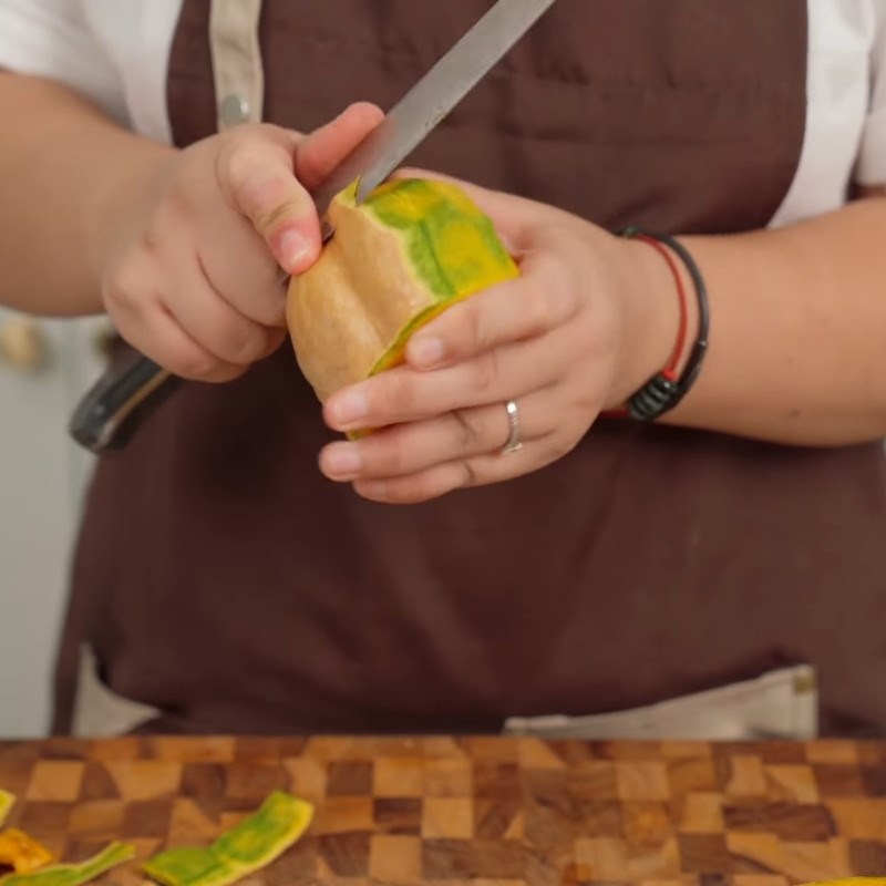 Bước 1 Sơ chế nguyên liệu Bí đỏ xào tỏi