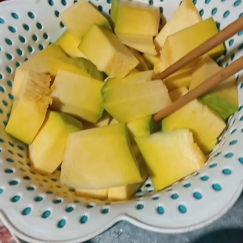 Bước 1 Sơ chế nguyên liệu Canh gà bí đỏ