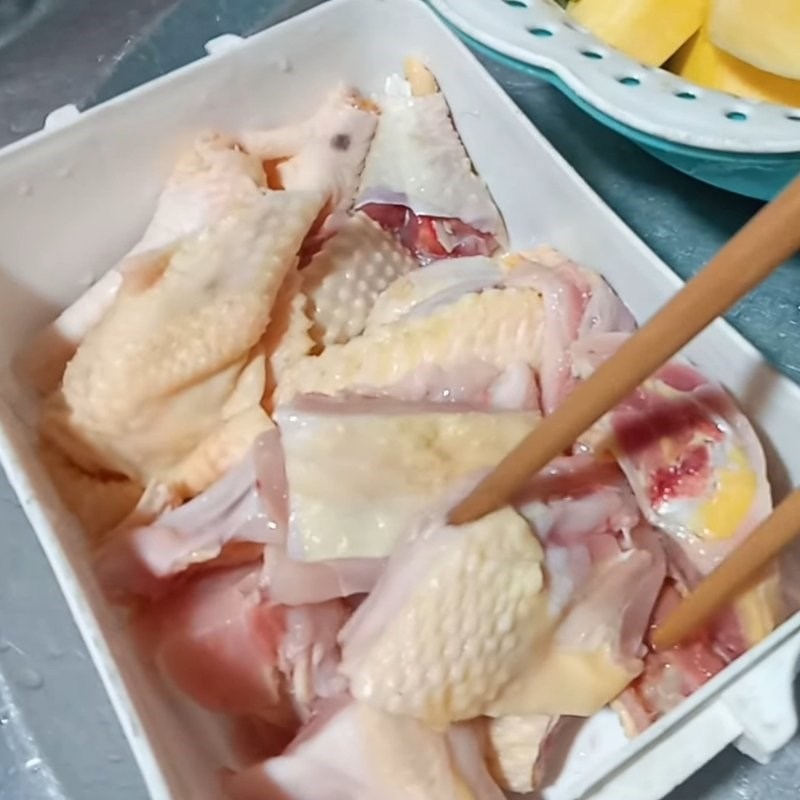 Bước 1 Sơ chế nguyên liệu Canh gà bí đỏ