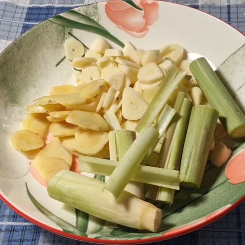 Bước 1 Sơ chế nguyên liệu Tai heo cuộn bắp bò ngâm mắm