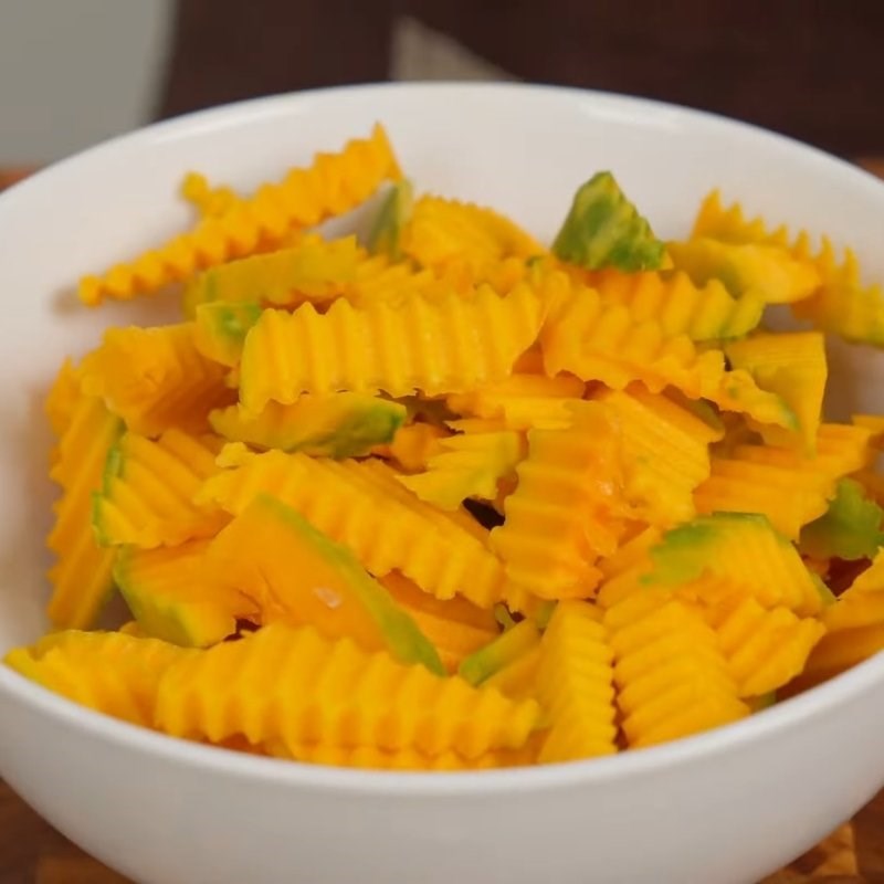 Bước 1 Sơ chế nguyên liệu Bí đỏ xào tỏi