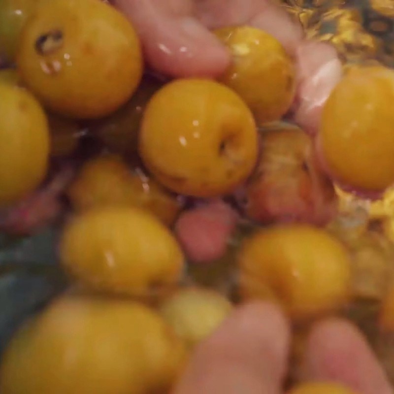 Bước 1 Sơ chế quả mơ tươi và ngâm nước muối Nước mơ ngâm