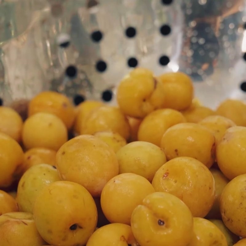 Bước 1 Sơ chế quả mơ tươi và ngâm nước muối Nước mơ ngâm