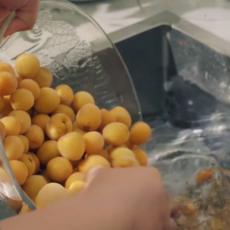 Bước 1 Sơ chế quả mơ tươi và ngâm nước muối Nước mơ ngâm