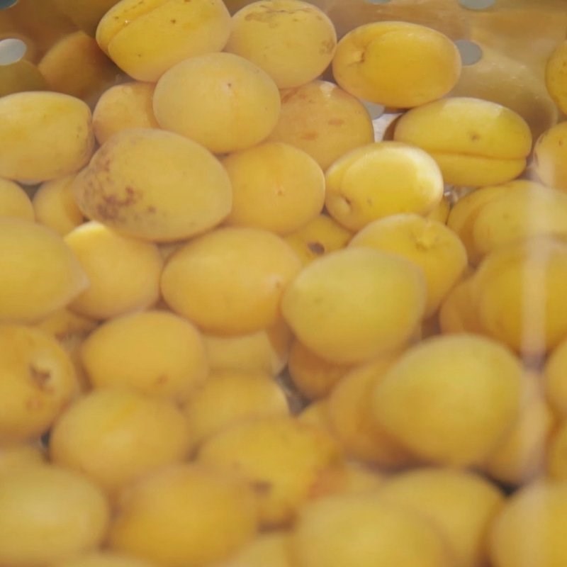 Bước 1 Sơ chế quả mơ tươi và ngâm nước muối Nước mơ ngâm