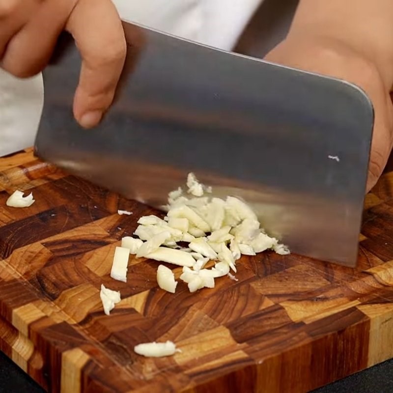 Bước 1 Sơ chế rau củ và tỏi ớt băm nhỏ Miến trộn thập cẩm