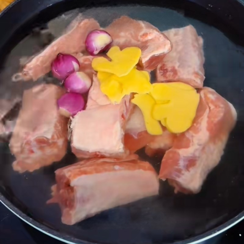 Bước 1 Sơ chế sườn non và chần thịt heo Sườn chiên sả ớt