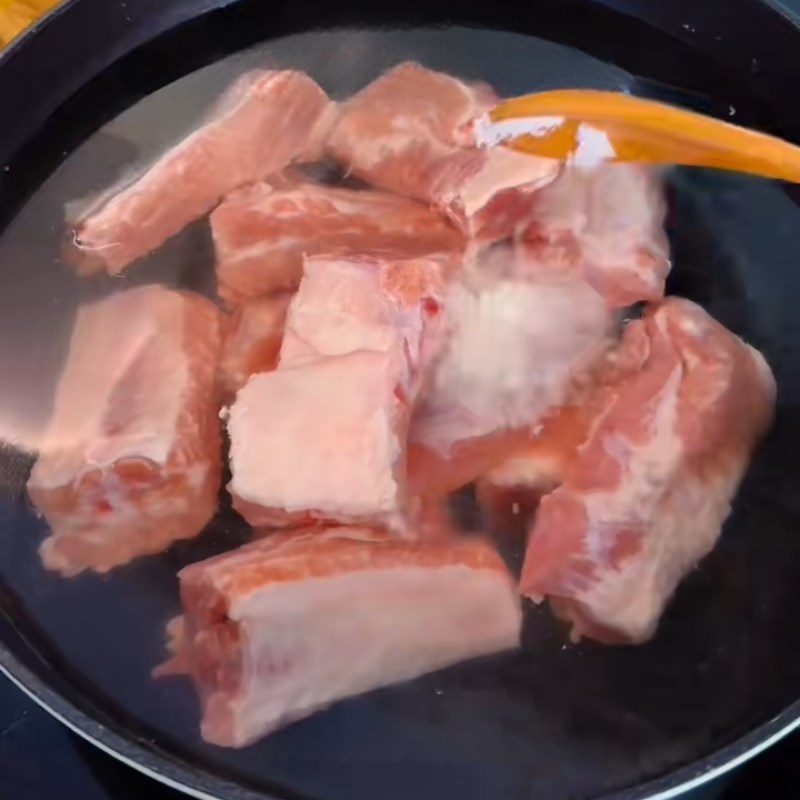 Bước 1 Sơ chế sườn non và chần thịt heo Sườn chiên sả ớt