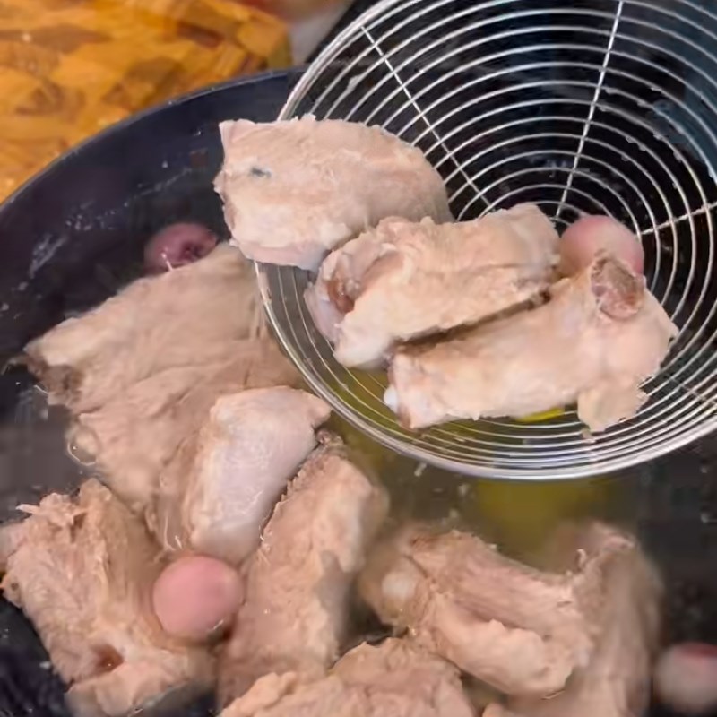 Bước 1 Sơ chế sườn non và chần thịt heo Sườn chiên sả ớt