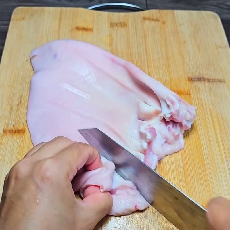 Bước 1 Sơ chế tai heo và bắp bò Tai heo cuộn bắp bò ủ muối