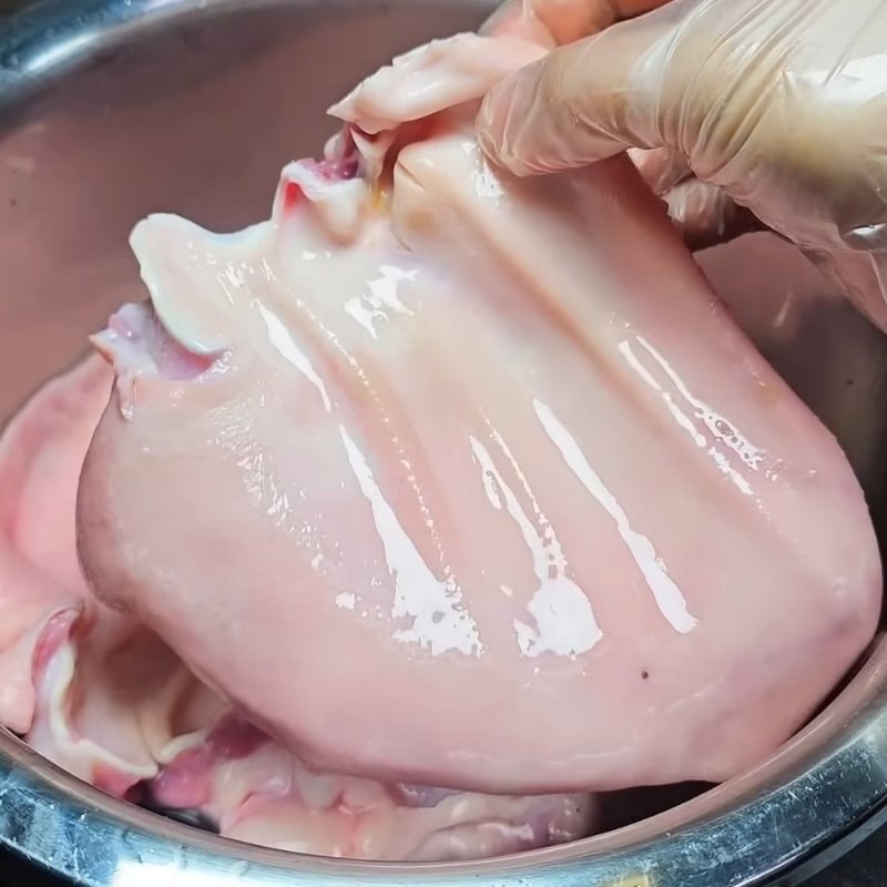 Bước 1 Sơ chế tai heo và bắp bò Tai heo cuộn bắp bò ủ muối