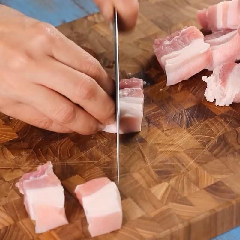 Bước 1 Sơ chế thịt ba chỉ và pha nước sốt đậm đà Thịt kho nước mắm