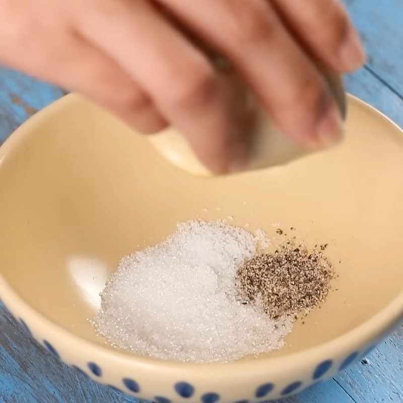 Bước 1 Sơ chế thịt ba chỉ và pha nước sốt đậm đà Thịt kho nước mắm