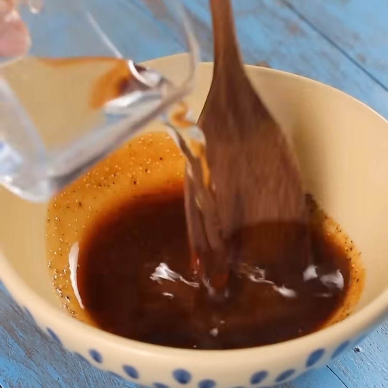 Bước 1 Sơ chế thịt ba chỉ và pha nước sốt đậm đà Thịt kho nước mắm