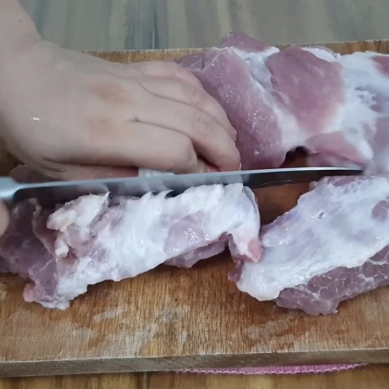 Bước 1 Sơ chế thịt heo Thịt xá xíu ướp bằng gói gia vị Cholimex