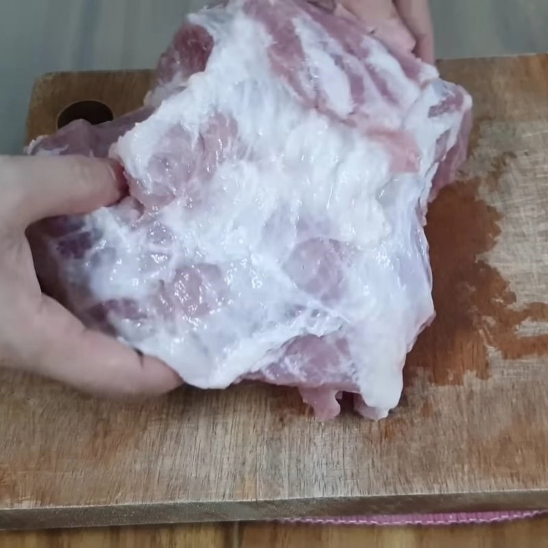 Bước 1 Sơ chế thịt heo Thịt xá xíu ướp bằng gói gia vị Cholimex