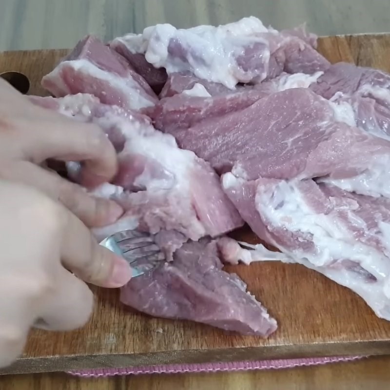 Bước 1 Sơ chế thịt heo Thịt xá xíu ướp bằng gói gia vị Cholimex