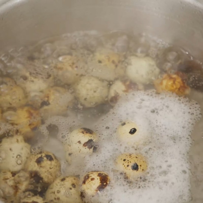 Bước 1 Sơ chế thịt và trứng cút Thịt kho nước dừa miền Bắc