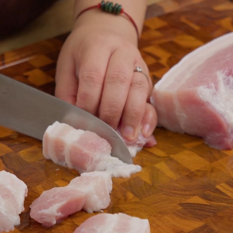 Bước 1 Sơ chế thịt và trứng cút Thịt kho nước dừa miền Bắc