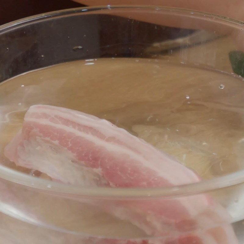 Bước 1 Sơ chế thịt và trứng cút Thịt kho nước dừa miền Bắc