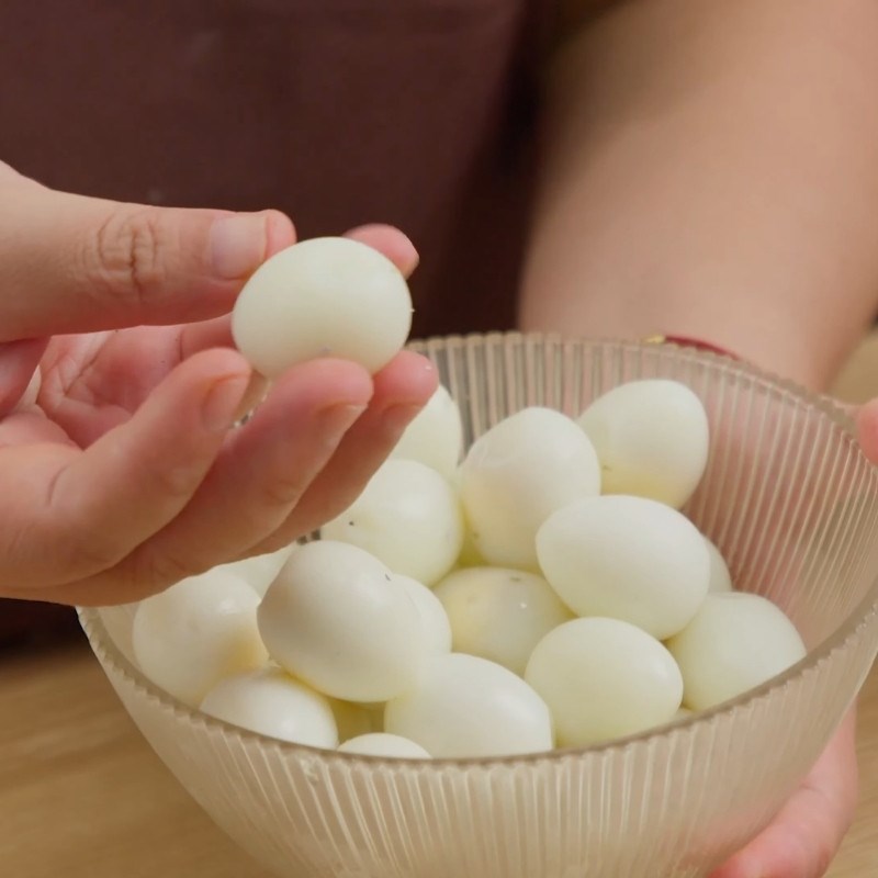 Bước 1 Sơ chế thịt và trứng cút Thịt kho nước dừa miền Bắc